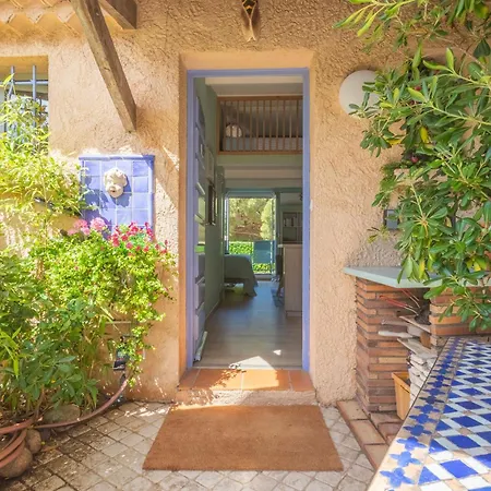 Un Petit Paradis A Gigaro 아파트